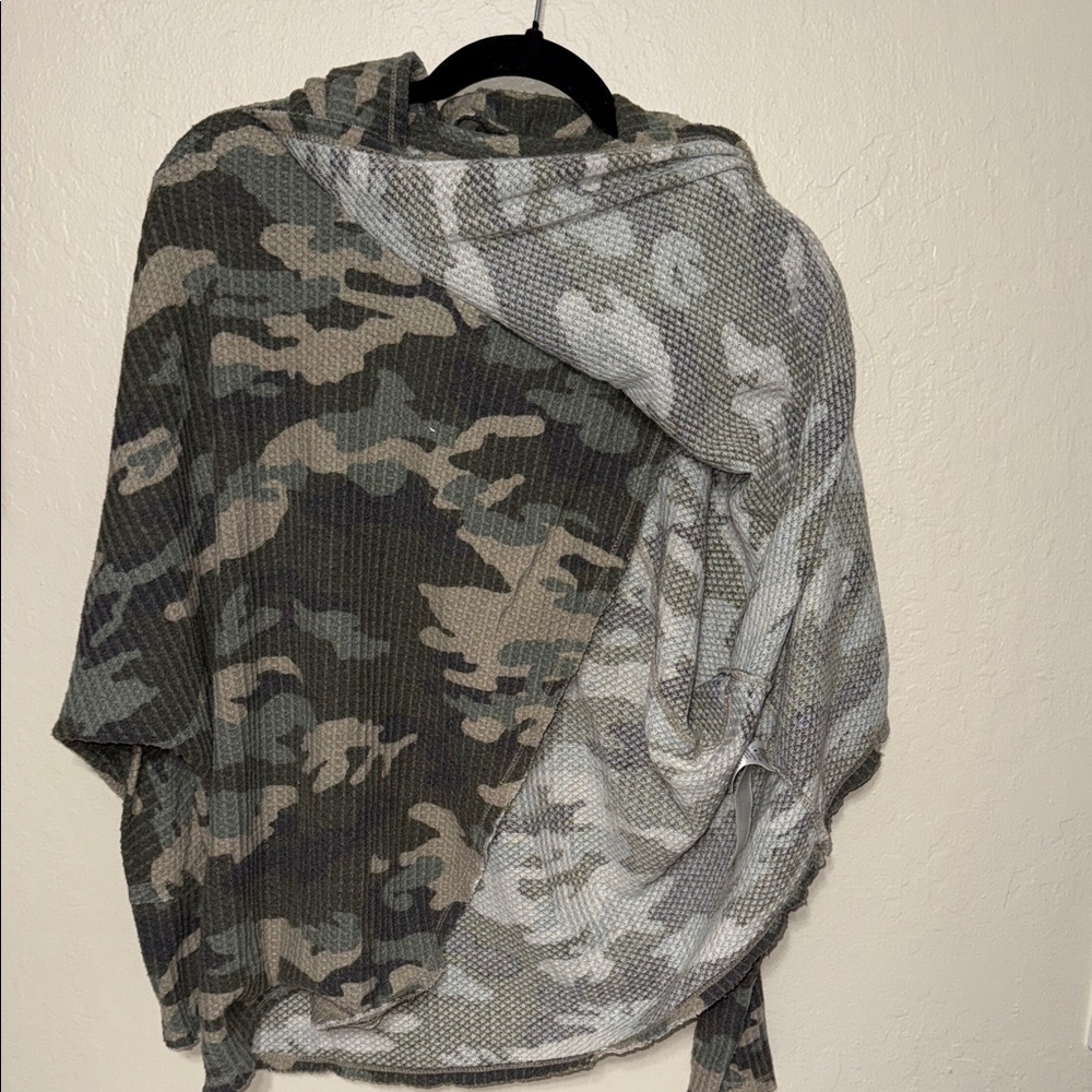 LuLaRoe Amber Hoodie Top Womens Med Camo Waffle Knit Wrap Front Cowl Neck Green - Picture 5 of 5